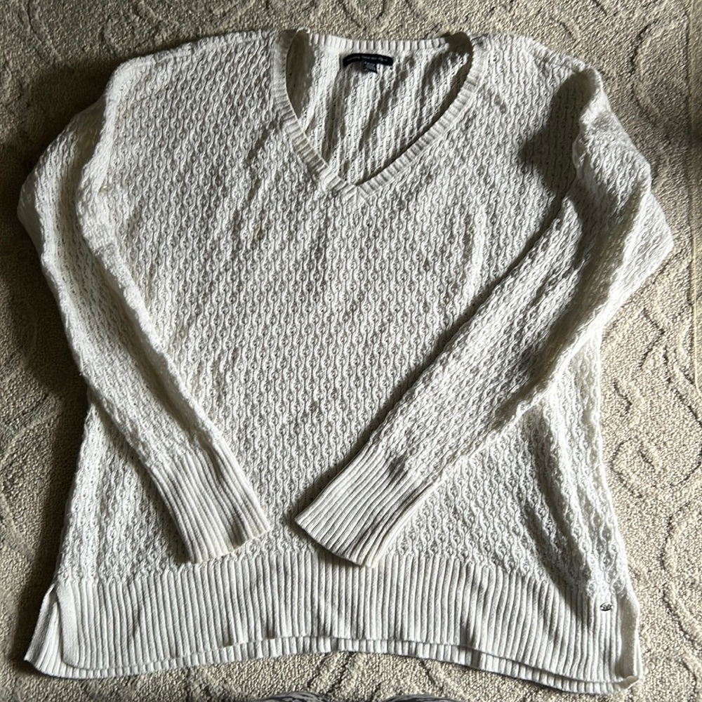 American eagle sweater small fits loose